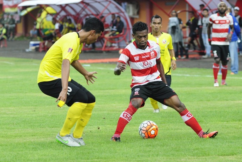 Pemain Madura United FC Elton Maran (kanan)