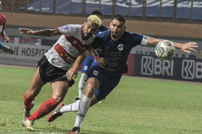 Pesepak bola Madura United FC Rafael Silva (kiri) terjatuh berebut bola dengan pesepak bola PSIS Semarang Wallace Costa (kanan) pada lanjutan Liga 1 di Stadion Wibawa Mukti, Kabupaten Bekasi, Jawa Barat, Rabu (29/9/2021). 