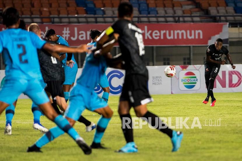 Pesepak bola Madura United Hugo Gomes Silva (kanan) melepas tendangan ke arah gawang Persela Lamongan saat pertandingan sepak bola Group C Piala Menpora di Stadion Si Jalak Harupat, Kabupaten Bandung, Jawa Barat, Kamis (1/4/2021). 