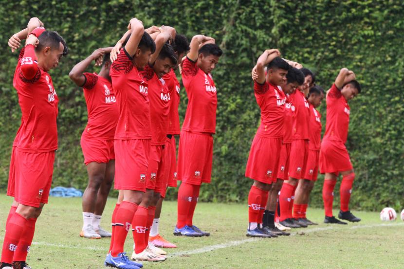 Pesepak bola Madura United mengikuti materi latihan fisik dalam Pemusatan Latihan di lapangan Agrokusuma, Batu, Jawa Timur, Sabtu (27/2/2021). Pemusatan latihan tersebut diadakan untuk mempersiapkan tim menghadapi Turnamen Piala Menpora yang rencananya akan digelar pada tanggal 20 Maret 2021. 