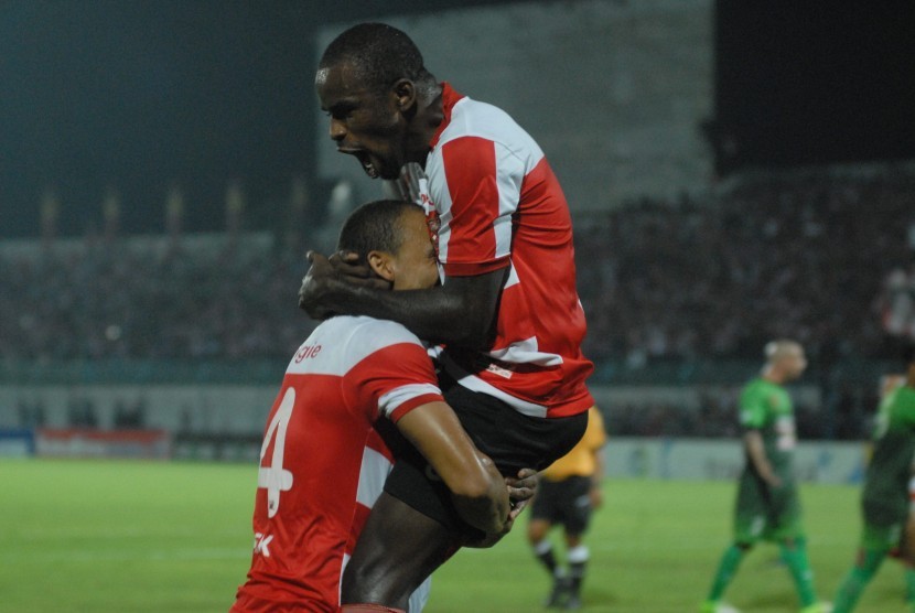 Duet striker Madura United (MU) Peter Osaze Odemwingie (kiri) dan Greg Nwokolo (kanan). 