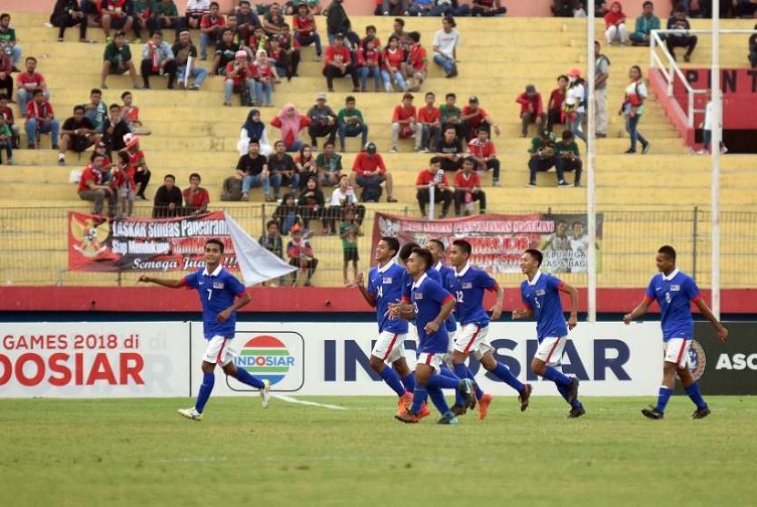 Pesepak bola Malaysia Alif Daniel Abddul Aziz (kiri) bersama rekan setimnya melakukan selebrasi usai mencetak gol ke gawang Myanmar dalam pertandingan perebutan juara ketiga Kejuaraan AFF U-16 di Stadion Gelora Delta Sidoarjo, Jawa Timur, Sabtu (11/8). Malaysia menang atas Myanmar dengan skor 1-0.