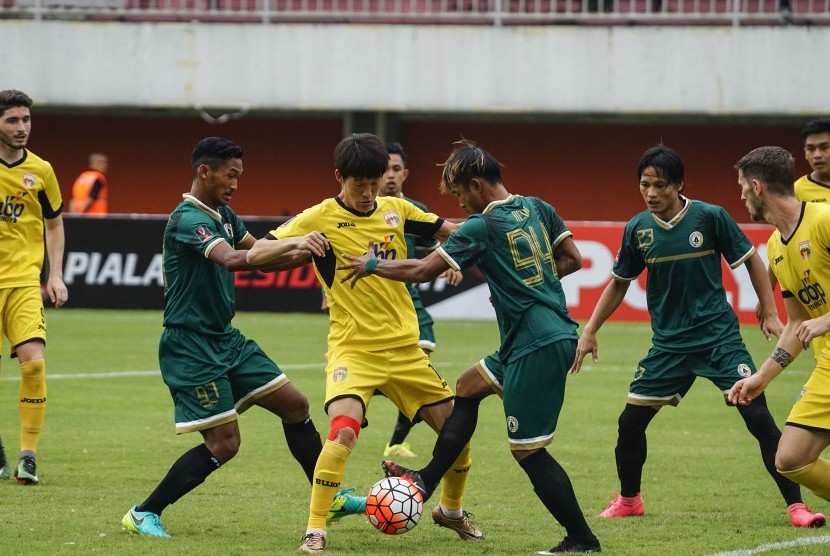 Pesepak bola Mitra Kukar Oh Inkyun (tengah) mencoba melewati sejumlah pesepak bola PSS Sleman saat laga Piala Presiden 2017 di Stadion Maguwoharjo, Sleman, DI Yogyakarta, Kamis (9/2). PSS Sleman ditahan imbang Mitra Kukar dengan skor 3-3.