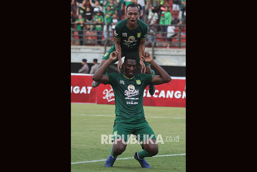 Pesepak bola Persebaya Amido Balde (bawah) melakukan selebrasi bersama Irfan Jaya (atas) usai mencetak gol ke gawang Persela pada pertandingan Liga 1 2019 di Stadion Gelora Bung Tomo, Surabaya, Jawa Timur, Senin (1/7/2019).