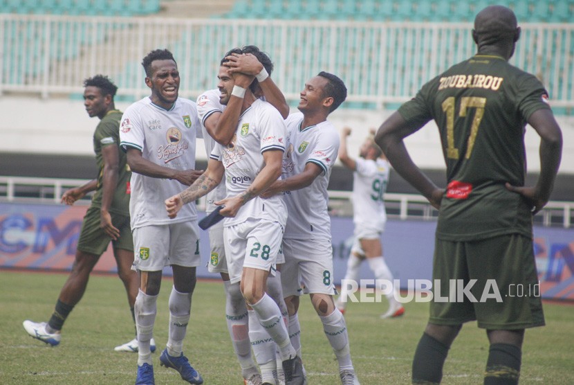 Pesepak bola Persebaya Aryn Glen Williams (tengah) melakukan selebrasi dengan sejumlah rekan setimnya setelah mencetak gol ke gawang Tira Persikabo dalam lanjutan Liga 1 2019 di Stadion Pakansari, Cibinong, Bogor, Jawa Barat, Sabtu (9/11/2019).