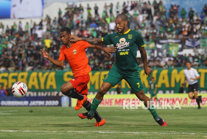 David da Silva (kanan) meninggalkan Persebaya Surabaya menuju Trengganu FC.
