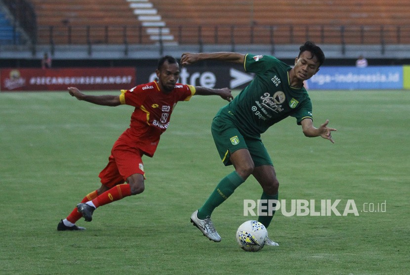 Mantan pemain Bhayangkara FC Muhammad Nur Iskandar (kiri) berlatih bersama Semen Padang.