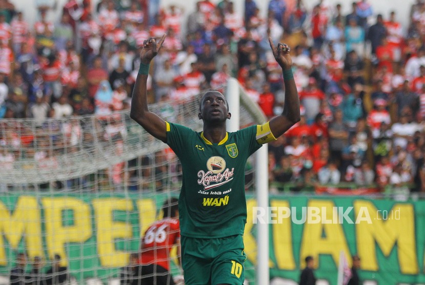 Makan Konate saat masih membela Persebaya Surabaya. Konate pada Januari 2022 direkrut Persija Jakarta untuk menggantikan Yann Motta yang kontraknya tidak diperpanjang klub.
