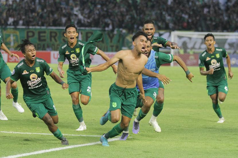 Pesepak bola Persebaya Marselino Ferdinan (tengah) melakukan selebrasi bersama rekan-rekannya usai mencetak gol ke gawang PSIS saat pertandingan Liga 1 di Stadion Gelora Bung Tomo, Surabaya, Jawa Timur, Selasa (23/8/2022). Persebaya menang atas PSIS dengan skor akhir 1-0. 
