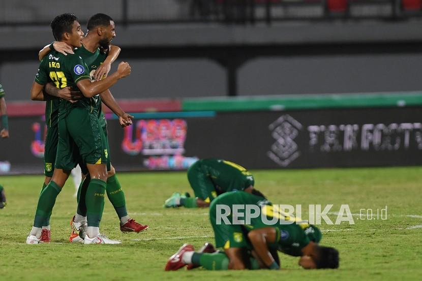 Pesepak bola Persebaya Rizky Ridho (kiri), Alie Sesay (kedua kiri) dan sejumlah rekannya berselebrasi setelah berhasil menang melawan Arema FC dalam pertandingan sepak bola Liga 1 di Stadion I Wayan Dipta, Gianyar, Bali, Rabu (23/2/2022). Persebaya menang atas Arema FC dengan skor 1-0. 