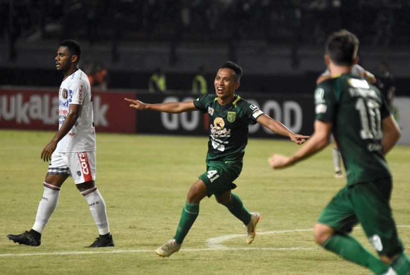 Pesepak bola Persebaya Surabaya Irfan Jaya (tengah) melakukan selebrasi usai mencetak gol kegawang Bali United FC dalam lanjutan Liga 1 Indonesia di Stadion Gelora Bung Tomo (GBT) Surabaya, Jawa Timur, Sabtu (7/7).