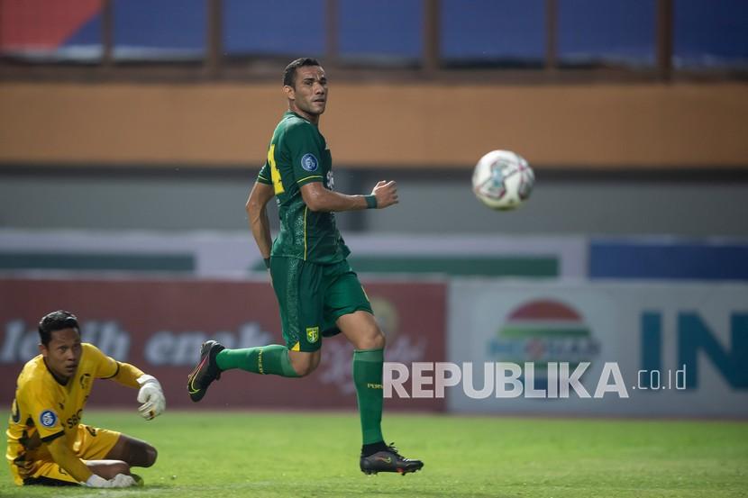 Penyerang Persebaya Surabaya Jose Wilkson Teiceira Rocha (kanan) menjebol gawang Tira Persikabo dalam laga pekan kedua Liga 1 2021/22..