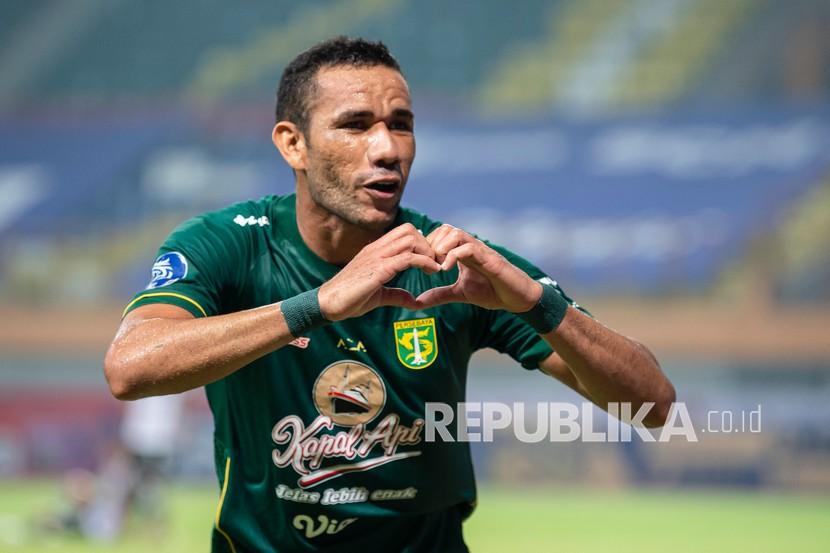 Pesepak bola Persebaya Surabaya Jose Wilkson melakukan selebrasi usai mencetak gol.