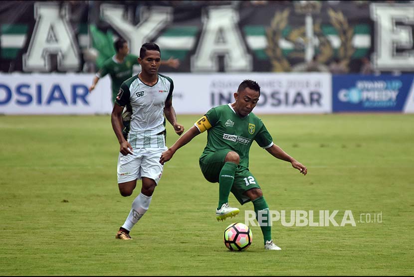 Pesepak bola Persebaya Surabaya Rendi Irwan (kanan) melewati hadangan pesepak bola PS TNI Muhammad Abduh Lestaluhu (kiri) dalam pertandingan Piala Presiden 2018, di Gelora Bung Tomo (GBT), Surabaya, Jawa Timur, Kamis (18/1). 