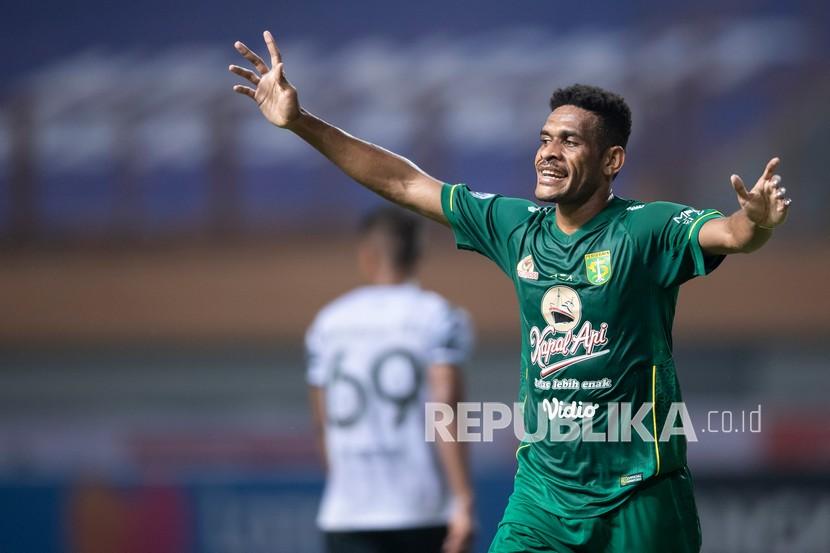 Pesepak bola Persebaya Surabaya Ricky Kambuaya dilaporkan akan merapat ke Persib Bandung. 