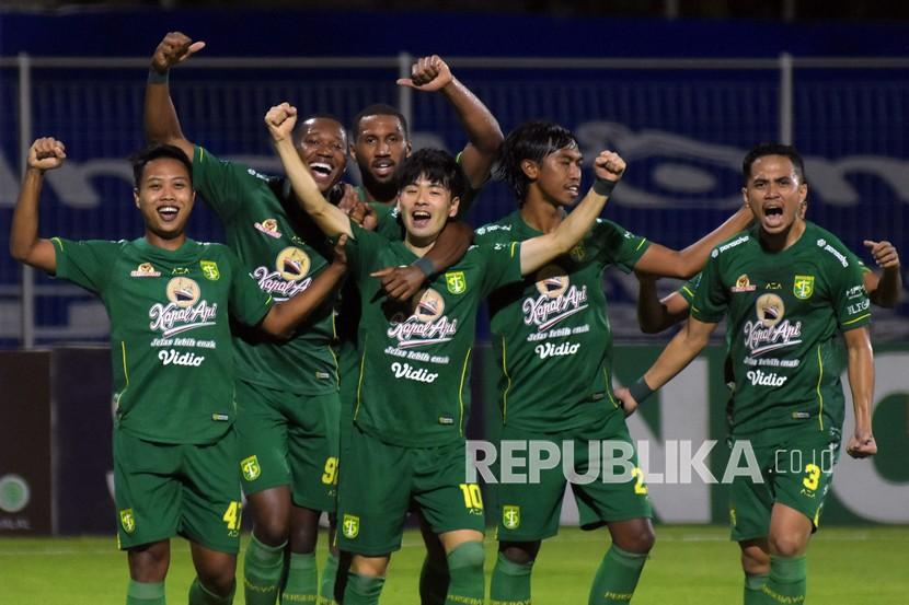 Pesepak bola Persebaya Surabaya Taisei Marukawa (tengah) bersama rekan setimnya melakukan selebrasi usai mencetak gol ke gawang Persela Lamongan pada pertandingan Liga 1 di Stadion I Gusti Ngurah Rai, Denpasar, Bali, Kamis (10/2/2022) malam. 