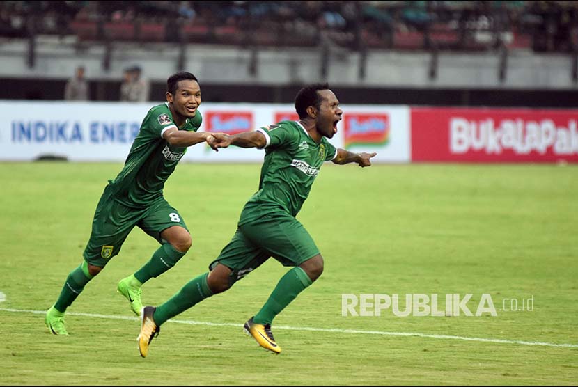 Pesepak bola Persebaya Surabaya Yohanes Ferinando Pahabol (kanan) melakukan selebrasi setelah mencetak gol ke gawang PS TNI dalam pertandingan Piala Presiden 2018, di Gelora Bung Tomo (GBT), Surabaya, Jawa Timur, Kamis (18/1). 