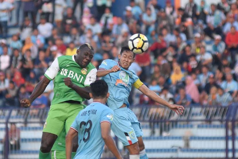 Pesepak bola Persela Lamongan Ahmad Birrul Walidan (kanan) berebut bola dengan pesepak bola Bhayangkara FC Herman Dzumafo Epandi (kiri) dalam lanjutan Liga-1 Indonesia di Stadion Surajaya Lamongan, Jawa Timur, Minggu (16/9). 