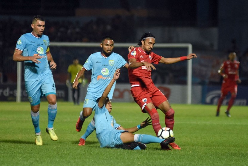 Pesepak bola Persela Lamongan Birrul Walidan (bawah) berebut bola dengan pesepak bola Persija Jakarta Rohit Chand (kanan) dalam lanjutan Liga 1 di Stadion Surajaya, Lamongan, Jawa Timur, Ahad (20/5). 