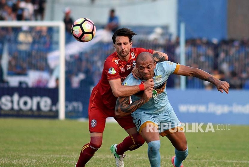 Penyerang Persela Lamongan Ivan Carlos (kanan).