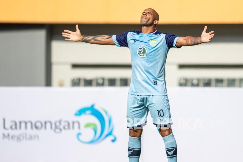 Penyerang Persela Lamongan Ivan Carlos menjadi perhatian lini belakang Persiraja dalam laga Liga 1 di Stadion Pakansari, Bogor, Selasa (27/9).