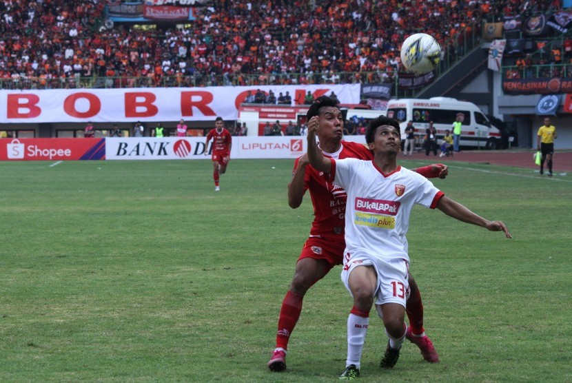 Pesepak bola Perseru Badak Lampung FC Kurniawan Karman (kanan) berusaha membayangi pesepak bola Persija Jakarta Novri Setiawan (kiri) pada laga pertandingan Liga 1 2019, di Stadion Patriot Candrabhaga, Bekasi, Jawa Barat, Ahad (1/9/2019).