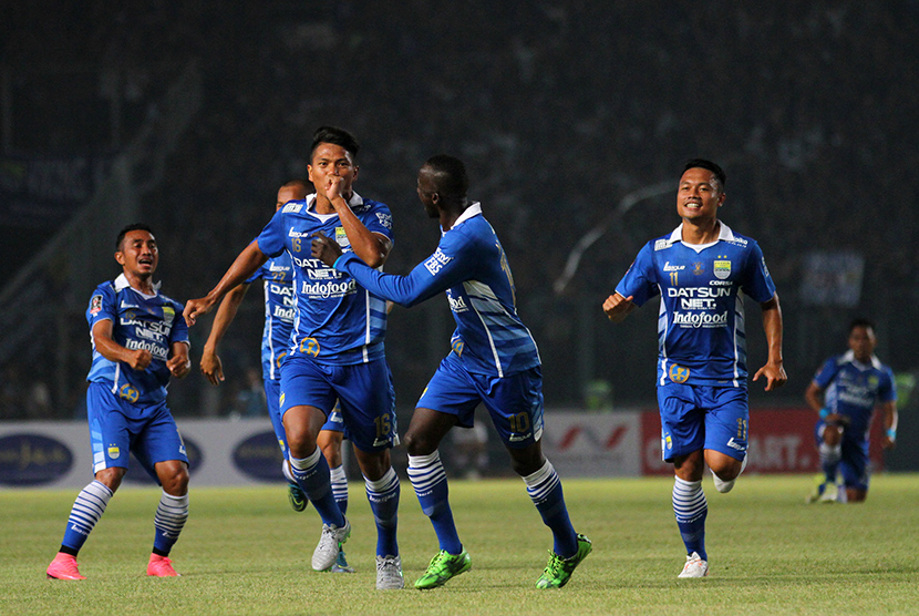 Pesepak bola Persib Bandung Ahmad Jufrianto (16) melakukan selebrasi setelah mencetak gol ke gawang Sriwijaya FC saat laga final Piala Presiden di Stadion Utama Gelora Bung Karno, Senayan, Jakarta, Ahad (18/10).