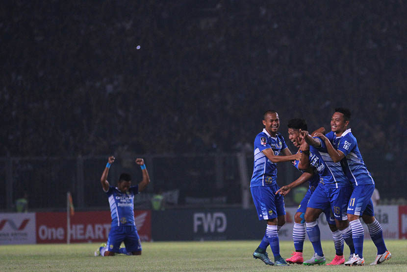 Pesepak bola Persib Bandung Ahmad Jufrianto (kedua kanan) melakukan selebrasi setelah mencetak gol ke gawang Sriwijaya FC saat laga final Piala Presiden di Stadion Utama Gelora Bung Karno, Senayan, Jakarta, Ahad (18/10). 