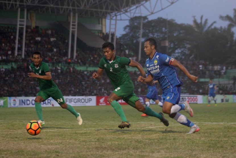 Pesepak bola Persib Bandung Atep (kanan) berusaha melewati dua pesepak bola PSMS Medan pada laga pertandingan persahabatan di Stadion Teladan Medan, Sumatera Utara, Ahad (26/3). 