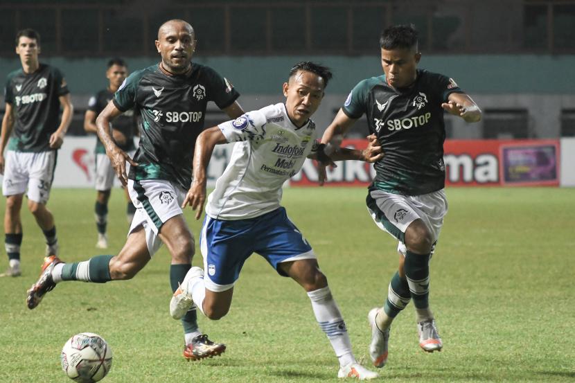 Pesepak bola Persib Bandung Beckham Putra (tengah) ingin berprestasi di timnas u-23.