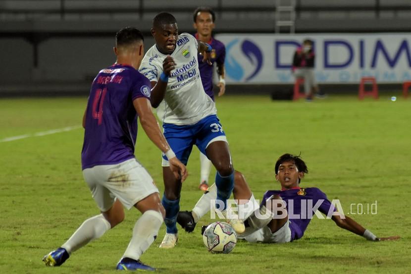 Pesepak bola Persib Bandung Bruno Cantanhede (tengah) berusaha melewati hadangan pesepak bola Persik Kediri Arthur Felix (kiri) dan Yusuf (kanan) pada pertandingan Liga 1 di Stadion Kapten I Wayan Dipta, Gianyar, Bali, Jumat (25/3/2022). Pertandingan berakhir imbang dengan skor 0-0. 