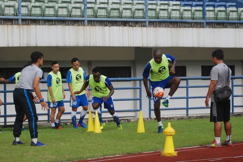 Pesepak bola Persib Bandung Carlton Cole (kedua kanan) dan Michael Essien (tengah) dalam suatu sesi latihan tim Persib Bandung.