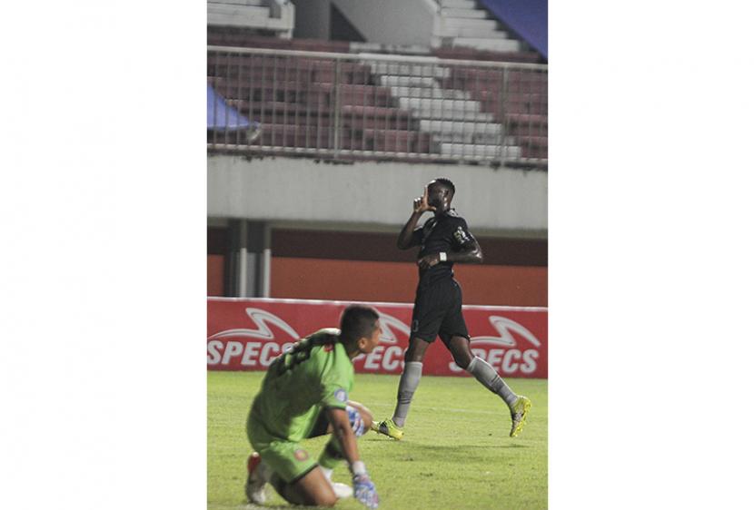 Pesepak bola Persib Bandung Castillion (kanan) melakukan selebrasi usai membobol gawang Persiraja Banda Aceh saat pertandingan Liga 1 di Stadion Maguwoharjo, Sleman, DI Yogyakarta, Rabu (24/11/2021). Dalam pertandingan tersebut Persib Bandung berhasil mengalahkan Persiraja Banda Aceh dengan skor 4-0. 