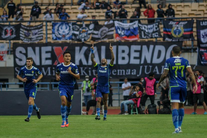 Pesepak bola Persib Bandung David Da Silva (tengah) melakukan seleberasi usai mencetak gol ke gawang PSIS Semarang saat pertandingan BRI Liga 1 di Stadion Gelora Bandung Lautan Api, Bandung, Jawa Barat, Sabtu (13/8/2022). Pertandingan tersebut dimenangkan oleh Persib Bandung dengan skor 2-1. 