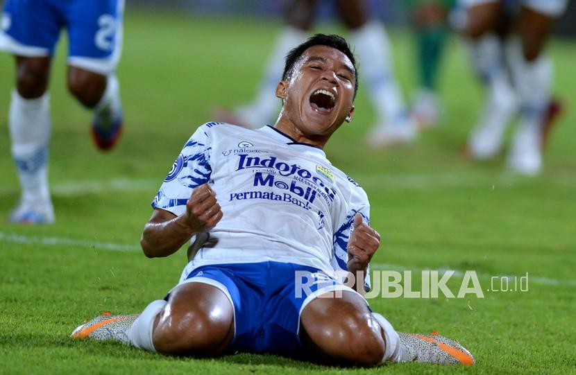 Pesepak bola Persib Bandung Erwin Ramdani berselebrasi usai mencetak gol ke gawang PSS Sleman saat pertandingan Liga 1 di Stadion Kapten I Wayan Dipta, Gianyar, Bali, Jumat (11/2/2022). 