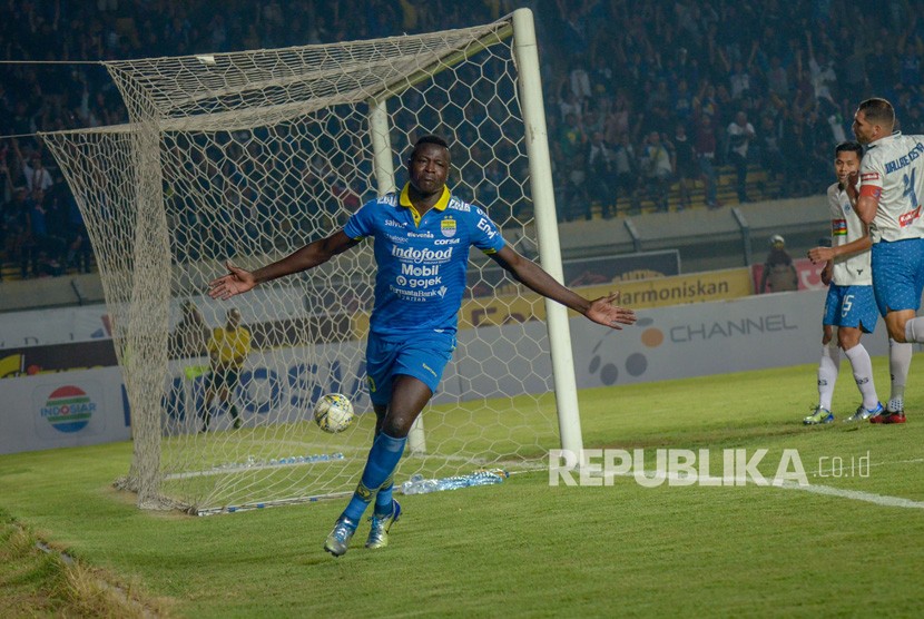 Pemain Persib Bandung Ezechiel Ndouasel mendapat kartu merah saat melawan Bali United.