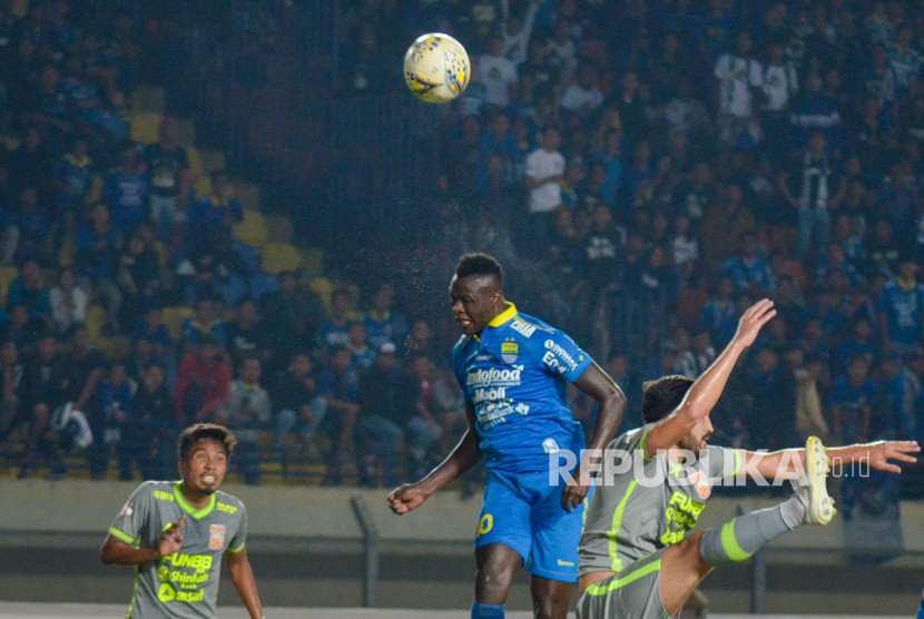 Pesepak bola Persib Bandung Ezechiel Ndouasel (tengah) menyundul bola ke arah gawang Borneo FC pada pertandingan lanjutan liga 1 di Stadion Si Jalak Harupat, Kabupaten Bandung, Jawa Barat, Rabu (14/8/2019). 