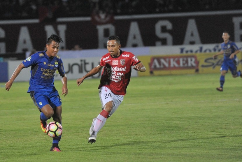 Pesepak bola Persib Bandung, Febri Hariyadi (kiri) berebut bola dengan pesepak bola Bali United Ricky Fajrin Saputra dalam Pertandingan Sepak Bola Liga 1 di Stadion I Wayan Dipta, Gianyar, Bali, Rabu (31/5).