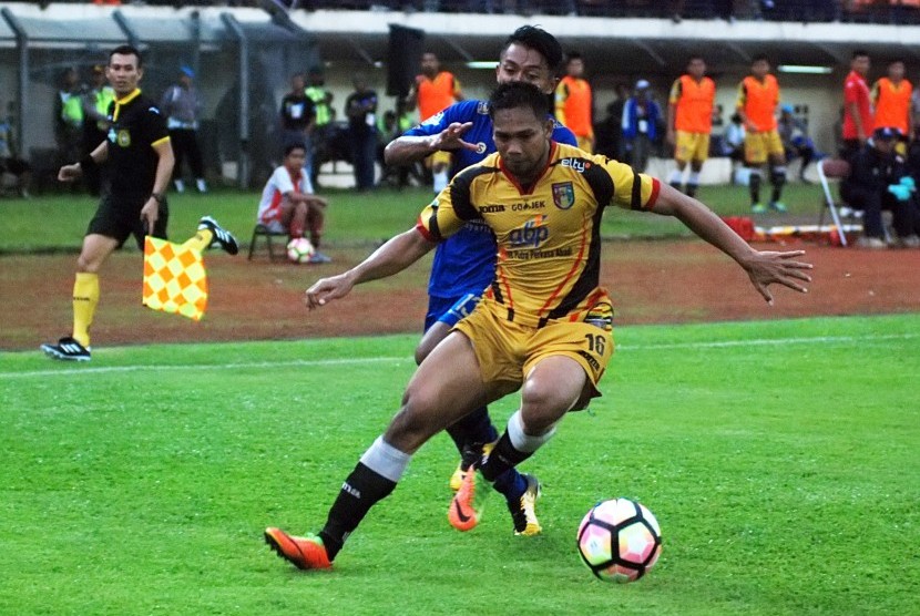 Pesepak bola Persib Bandung Febri Hariyadi (kiri) dihalau pesepak bola Mitra Kukar FC Saepuloh Maulana (kanan) pada laga lanjutan GO-JEK Traveloka Liga 1 di Stadion Si Jalak Harupat Soreang, Kabupaten Bandung, Jawa Barat, Jumat (27/10).