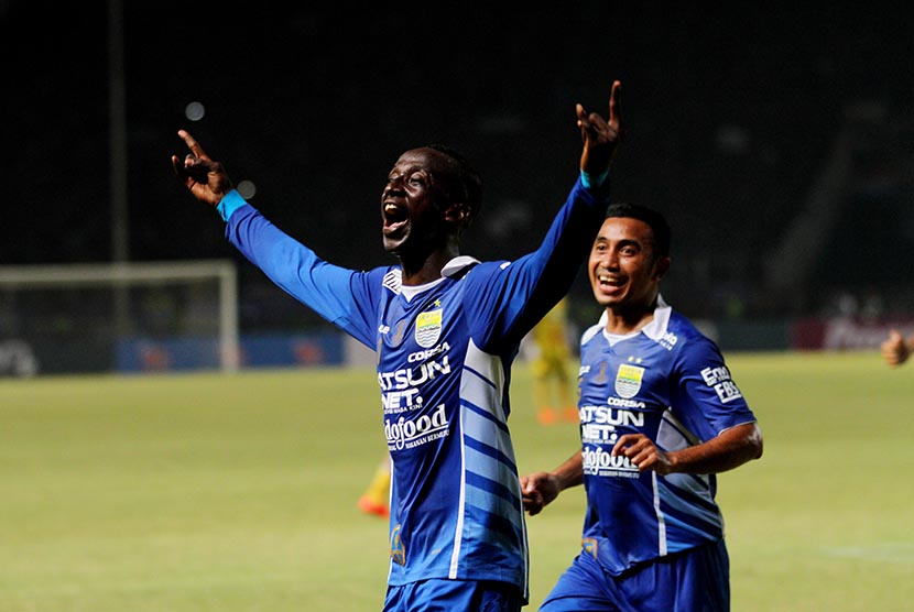 Pesepak bola Persib Bandung Makan Konate (kiri) melakukan selebrasi setelah mencetak gol ke gawang Sriwijaya FC saat laga final Piala Presiden di Stadion Utama Gelora Bung Karno, Senayan, Jakarta, Ahad (18/10). 