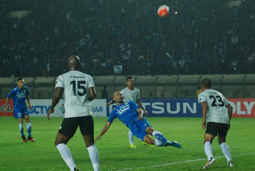 Pesepak bola Persib Bandung Sergio van Dijk (tengah) menyundul bola dengan kawalan tiga pesepak bola Persela Lamongan pada laga Grup C Piala Presiden 2017 di Stadion Si Jalak Harupat Soreang, Kabupaten Bandung, Jawa Barat, Jumat (17/2).