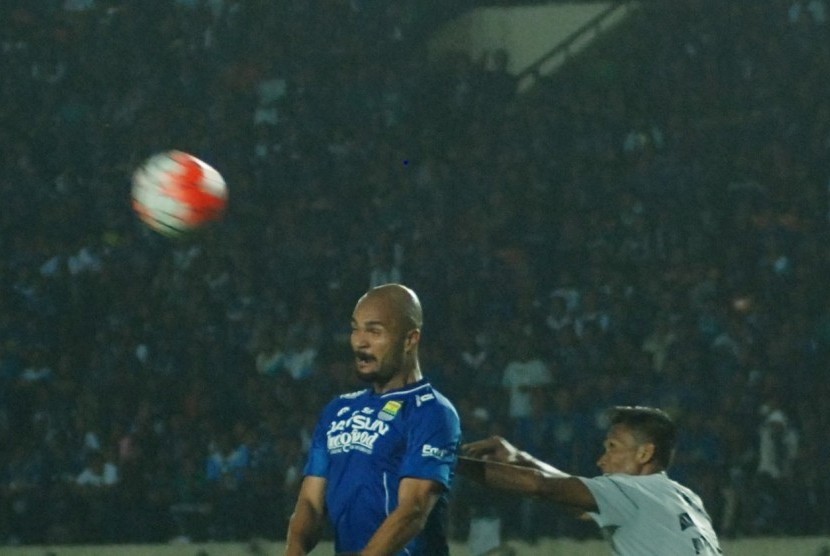 Penyerang Persib Bandung Sergio van Dijk (kiri)