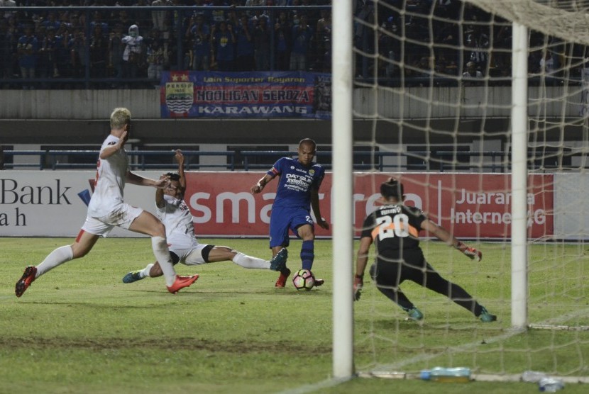 Pesepak bola Persib Bandung Supardi Natsir (kedua kanan) berusaha melesakan bola ke dalam gawang PSM Makassar pada laga lanjutan Grup A Piala Presiden 2018 di Stadion Gelora Bandung Lautan Api, Bandung, Jawa Barat, Jumat (26/1).