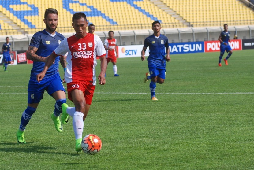 Penyerang Persiba Marlon Da Silva De Moura (kiri) berusaha merebut bola dari bek PSM Makassar Zulkifli Syukur (kedua kiri).