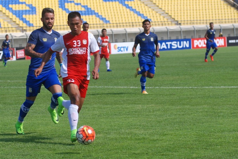 Pesepak bola Persiba Balikpapan Marlon Da Silva De Moura (kiri) berusaha merebut bola dari pesepak bola PSM Makassar Zulkifli Syukur (kedua kiri) pada laga lanjutan Grup C Piala Presiden 2017 di Stadion Si Jalak Harupat Soreang, Kabupaten Bandung, Jawa Bar