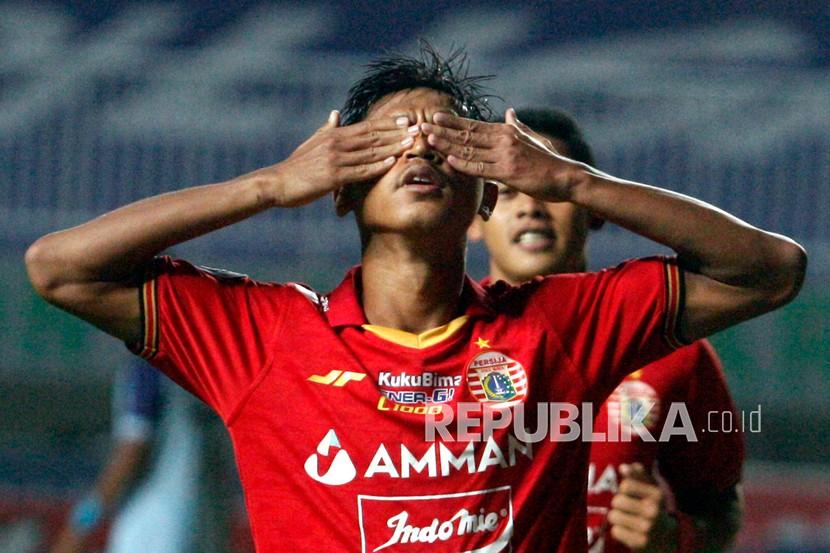 Pesepak bola Persija Jakarta Alfriyanto Nico melakukan selebrasi setelah mencetak gol ke gawang Persela Lamongan dalam lanjutan laga Liga 1 di Stadion Pakansari, Kabupaten Bogor, Jawa Barat, Jumat (24/9/2021). Persija Jakarta menang dengan skor 2-1. 