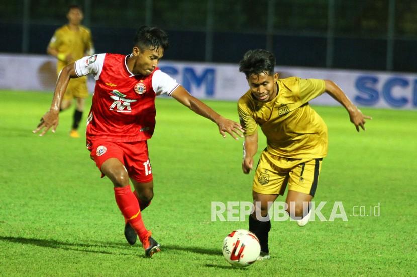 Pesepak bola Persija Jakarta Alfriyanto Nico Saputra (kiri).