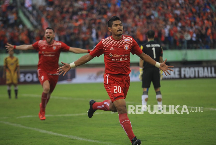 Pesepak bola Persija Jakarta, Bambang Pamungkas (kanan) melakukan selebrasi setelah mencetak gol ke gawang Mitra Kukar FC pada pertandingan delapan besar Piala Presiden di Stadion Manahan Solo, Jawa Tengah, Ahad (4/2).