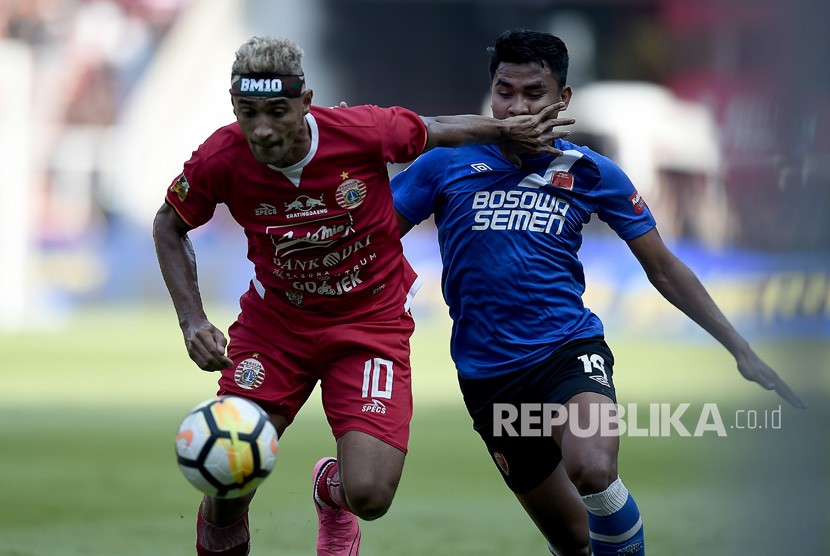 Pesepak bola Persija Jakarta Bruno Matos (kiri) berebut bola dengan pesepak bola PSM Makassar Asnawi Mangkualam Bahar (kanan) dalam pertandingan Final Piala Indonesia 2018-2019 leg pertama di Stadion Utama Gelora Bung Karno (GBK), Senayan, Jakarta, Ahad (21/7/2019). 