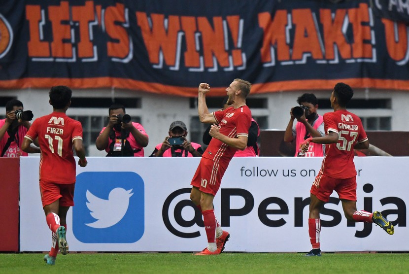 Pesepak bola Persija Jakarta Hanno Bahrens (tengah) dan rekan-rekannya berselebrasi usai menjebol gawang Rans Nusantara FC dalam pertandingan uji coba di Stadion Wibawa Mukti, Cikarang, Kabupaten Bekasi, Jawa Barat, Sabtu (16/7/2022). Pertandingan yang digelar sebagai persiapan jelang Liga 1 2022-2023 sekaligus peluncuran skuad Persija itu berakhir dengan skor 4-2 untuk kemenangan Persija. 